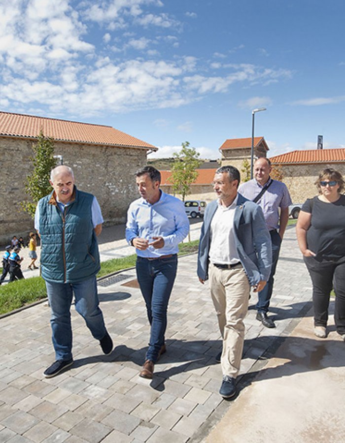 José Mª Aierdi, Alfonso Etxeberria y Miguel Laparra, en la reurbanización del pueblo viejo de Sarriguren