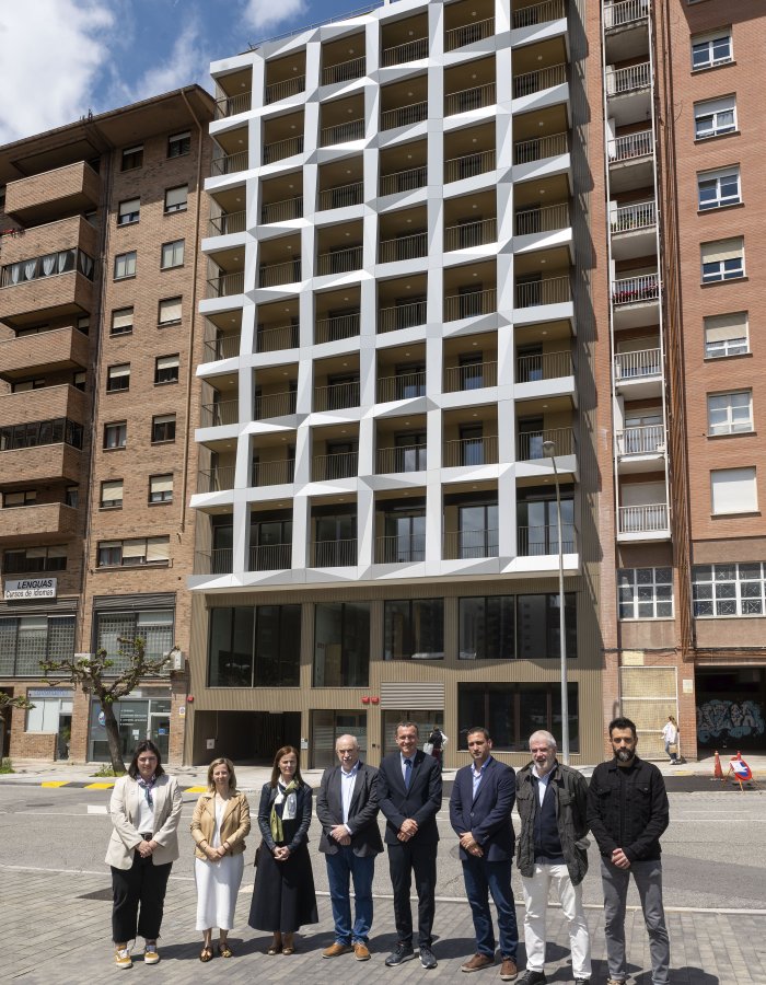 Foto de grupo junto al edificio
