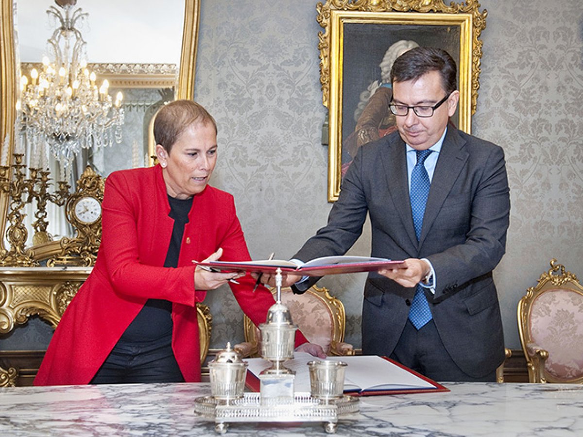 La presidenta de Navarra Uxue Barkos y el vicepresidente del BEI Román Escolano firman el convenio de financiación
