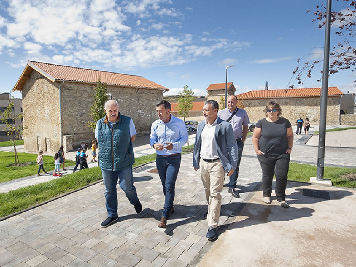José Mª Aierdi, Alfonso Etxeberria y Miguel Laparra, en la reurbanización del pueblo viejo de Sarriguren